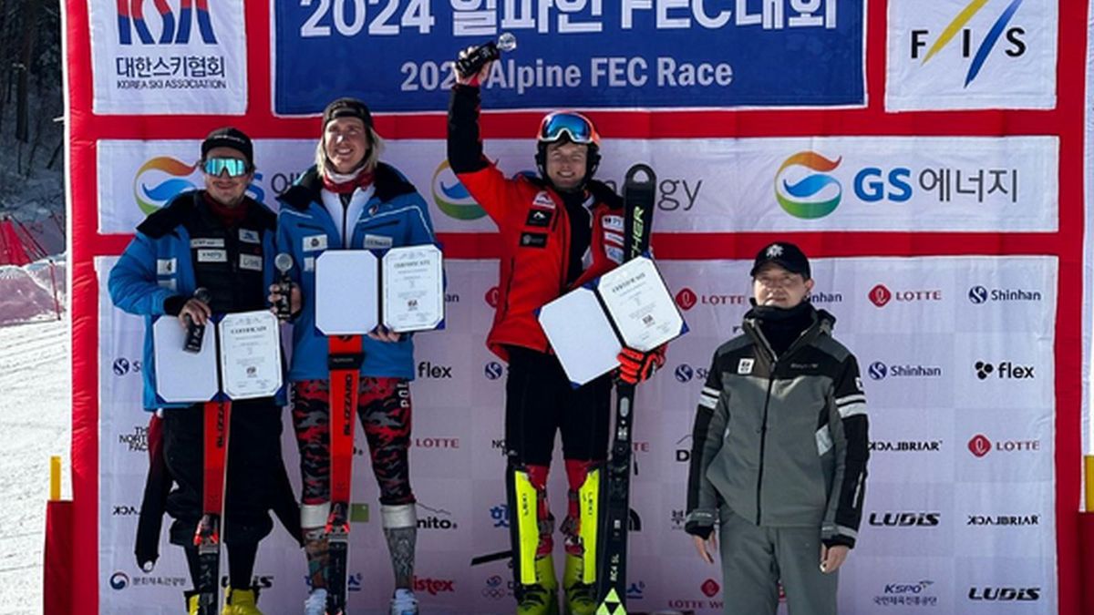 Twitter / twitter.com/pzn_pl / Na zdjęciu: polskie podium w slalomie w ramach Pucharu Dalekiego Wschodu - Piotr Habdas (1. miejsce), bracia Michał i Jędrzej Jasiczkowie (2.) 
