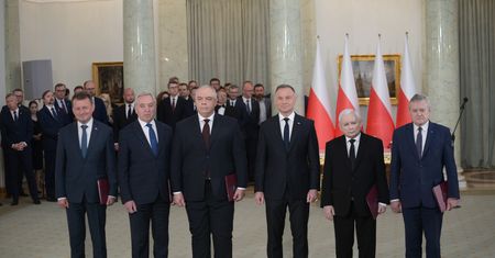 Błaszczak dostawał krocie. Teraz wszystko się skończy