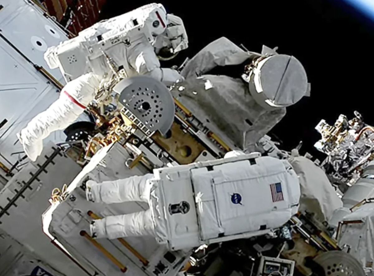 Podczas kosmicznego spaceru z międzynarodowej stacji astronauci zgubili torbę z narzędziami