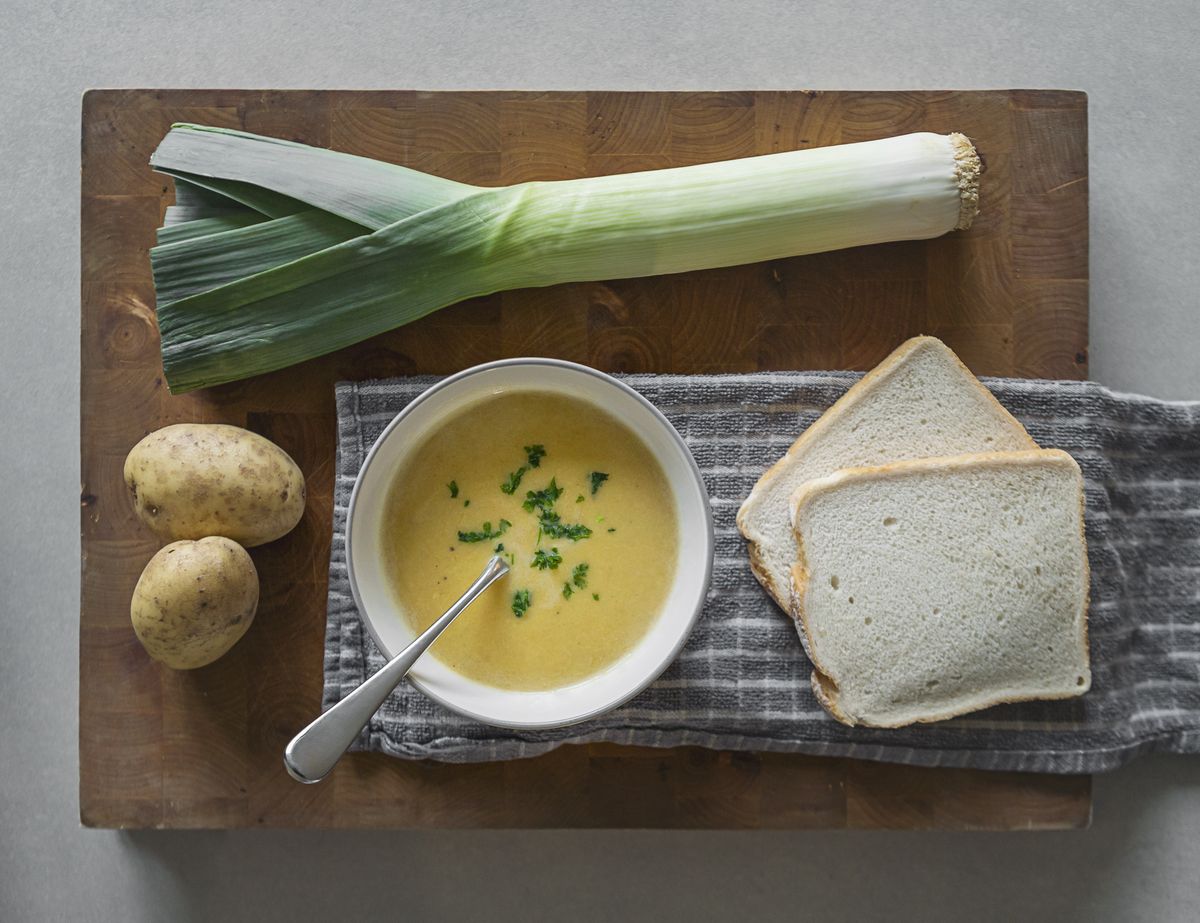 Jak ugotować wegańską zupę ziemniaczaną? Prosty przepis