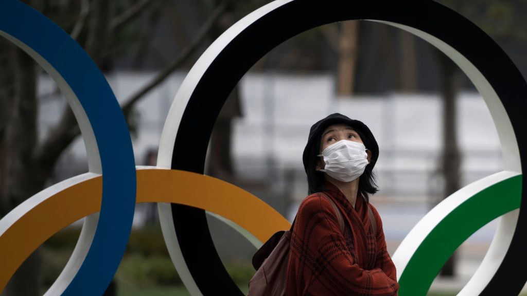 Zdjęcie okładkowe artykułu: Getty Images / Tomohiro Ohsumi / Na zdjęciu: kibic na tle loga igrzysk olimpijskich