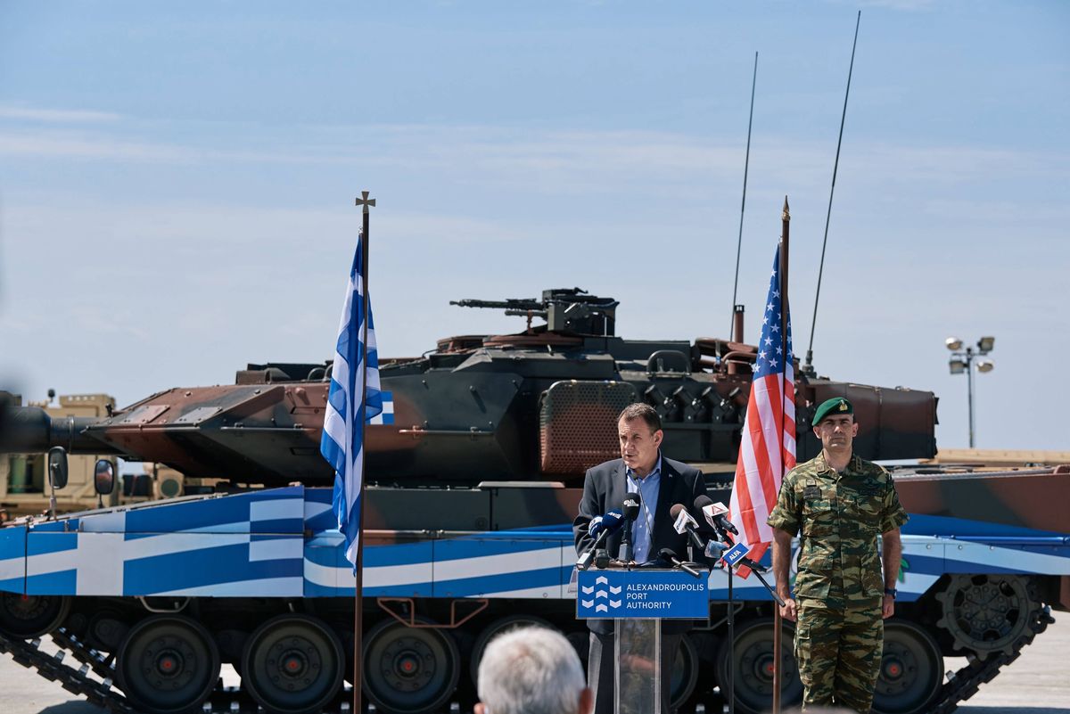 Minister obrony Grecji, Nikos Panagiotopoulos powiedział, że Grecja nie może podjąć decyzji, która zagrozić może jej zdolnościom obronnym i Grecja odmówiła przekazania broni Ukrainie PAP/EPA.DIMITRIS ALEXOUDIS