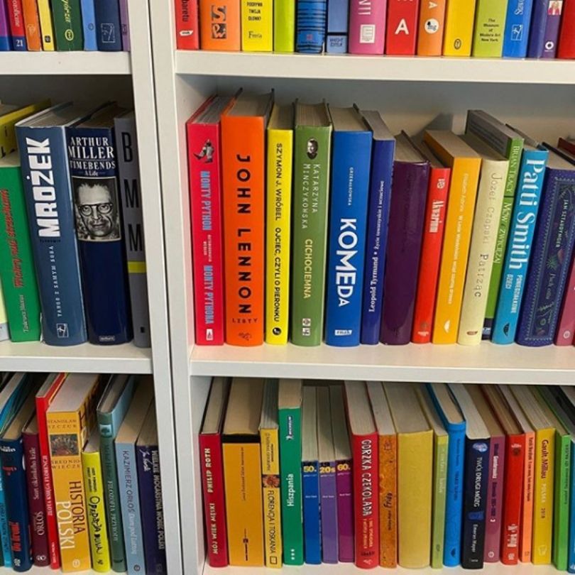 Maciej Orłoś zaaranżował tęczową biblioteczkę na potrzeby swojego internetowego show