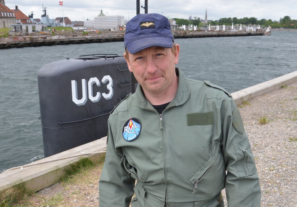 Peter Madsen na tle zbudowanej przez siebie łodzi podwodnej "Nautilus"