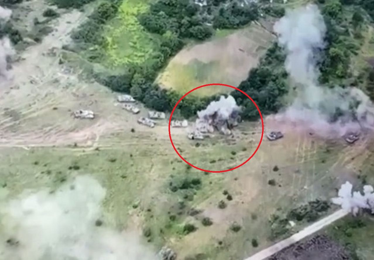 Wojna w Ukrainie. Słup dymu i eksplozja. Kolumna czołgów nie miała szans [RELACJA NA ŻYWO]