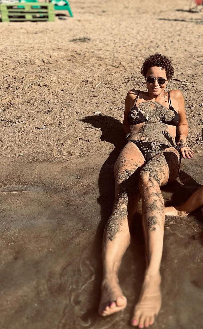 Monika Mrozowska korzysta z kąpieli błotnej.