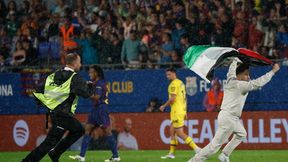 Wtargnął na boisko podczas meczu Barcelony. Miał flagę Palestyny