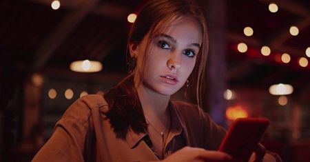 How a woman’s side glance took the internet by storm
