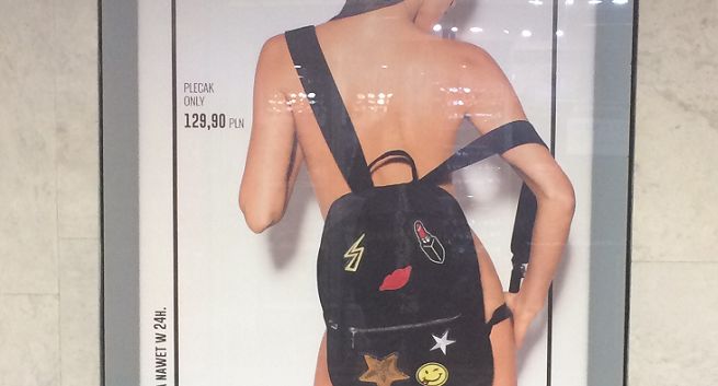KER: reklama outdoorowa Answear z modelką ubraną tylko w plecak nieobyczajna dla dzieci i młodzieży
