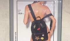 KER: reklama outdoorowa Answear z modelką ubraną tylko w plecak nieobyczajna dla dzieci i młodzieży