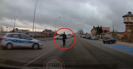 Nietypowa kontrola prędkości. Funkcjonariusz nie użył radaru