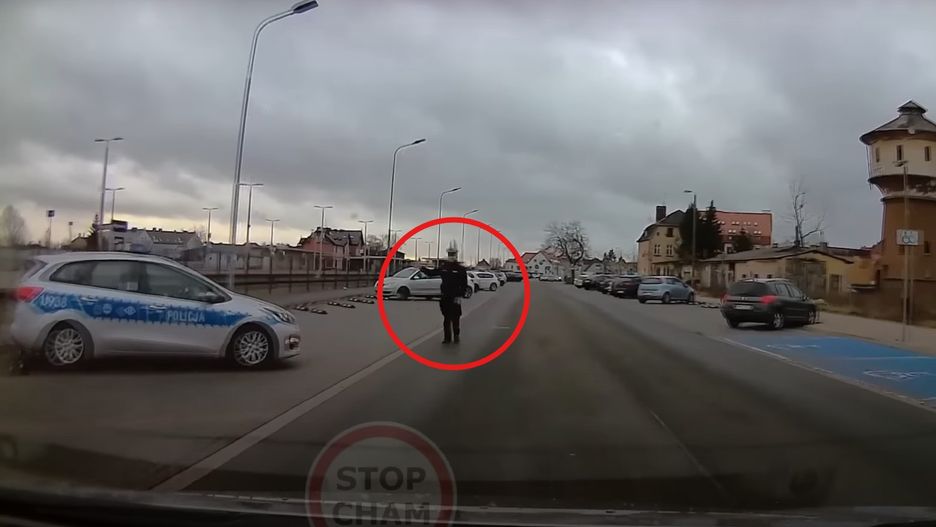 Niecodzienna kontrola prędkości. Policjant ocenił ją bez radaru