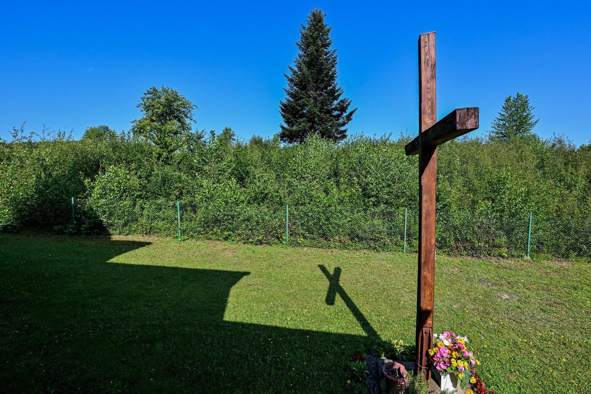 Krzyż przy byłej cerkwi z Nowosielec Kozickich, skąd w 1978 r. przeniesiono ją do Jureczkowej (powiat bieszczadzki, gm. Ustrzyki Dolne), 7 bm. Obecnie jest to kościół pod wezwaniem świętych Piotra i Pawła.