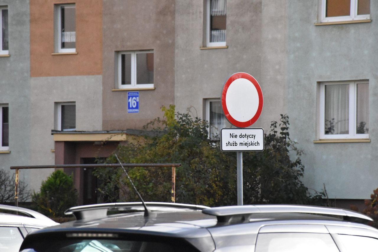 Koszalin: Znak przy ul. Giełdowej kością niezgody