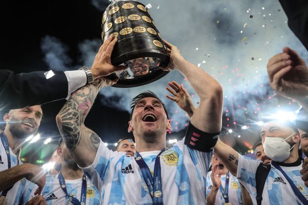 Leo Messi z trofeum za zwycięstwo Copa America 2021 (fot: Gustavo Pagano)