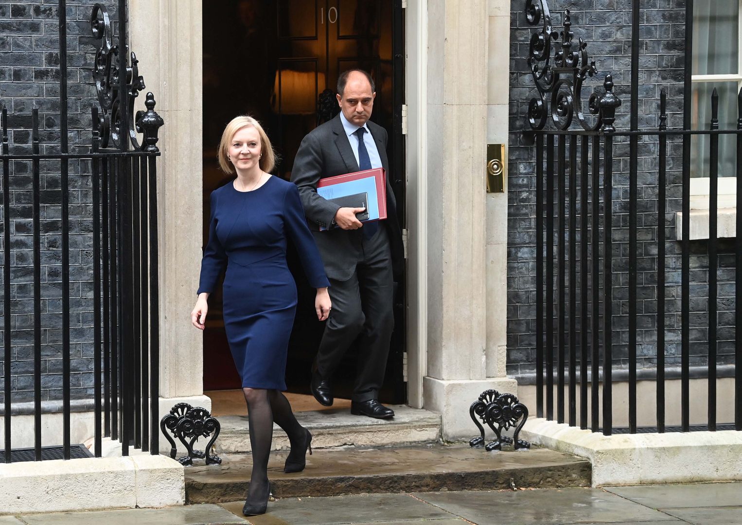 Na zdjęciu Liz Truss wychodząca z Downing Street