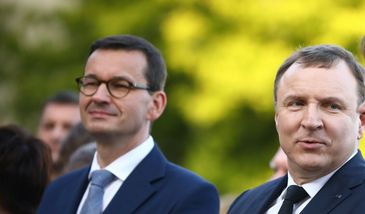 Afera mailowa. Doradcy premiera o "bitwie na noże" Mateusza Morawieckiego z Jackiem Kurskim