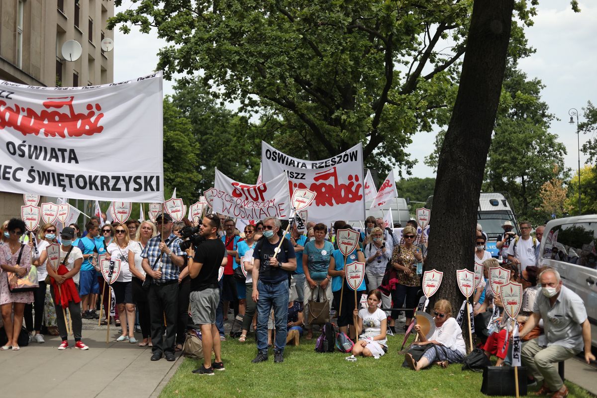 Warszawa. Protest Solidarności Nauczycielskiej przed MEiN 