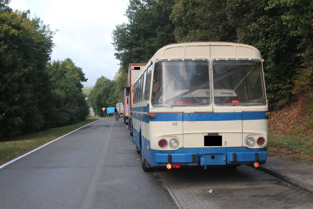 Przewoził samochód w autobusie. Ładunek był źle zabezpieczony