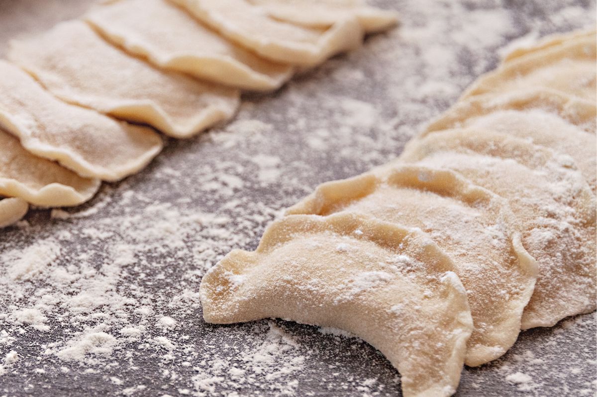 Moja babcia robi nietypowe ciasto na pierogi. Jest mięciutkie i elastyczne