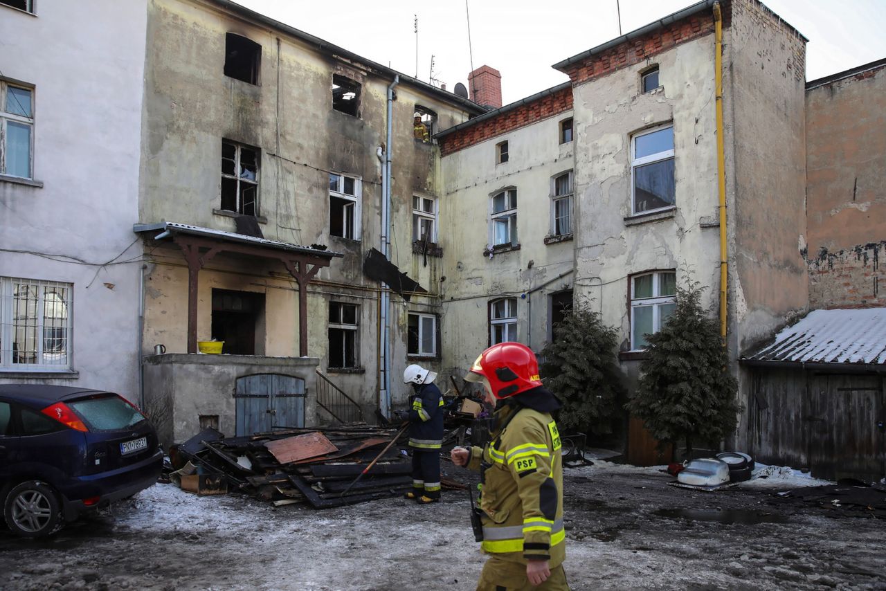 Nowy Tomyśl. Ratowali się przed ogniem skacząc z okna. Jedna osoba nie żyje