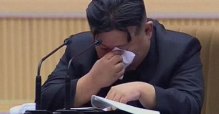 Kim Dzong zalał się łzami. Widownia płakała razem z nim