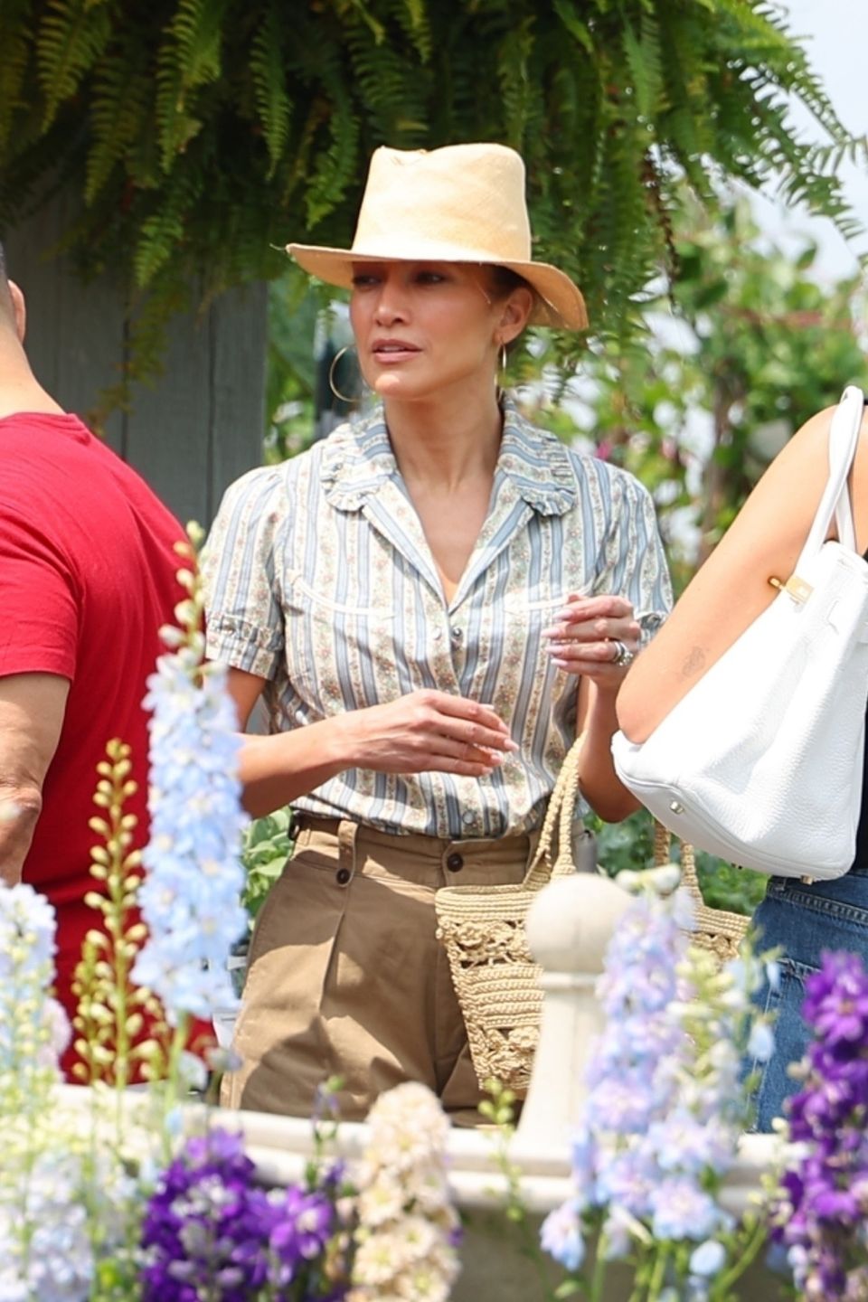 Wyposażona w obrączkę Jennifer Lopez zadaje szyku na zakupach ogrodniczych