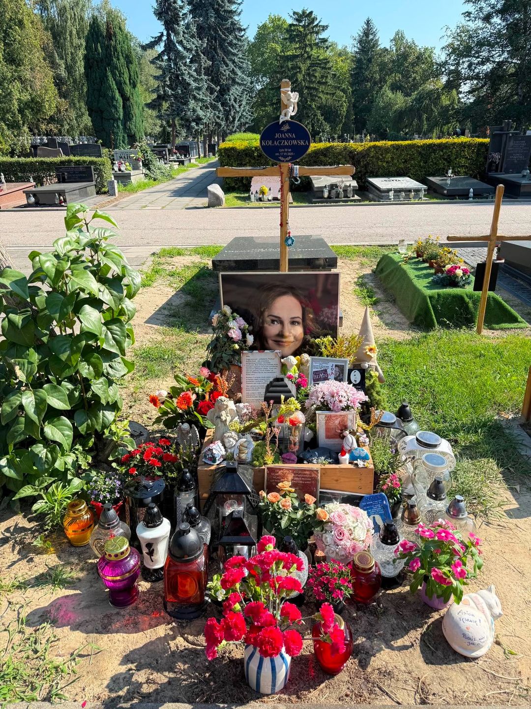 Grób Joanny Kołaczkowskiej w rocznicę śmierci