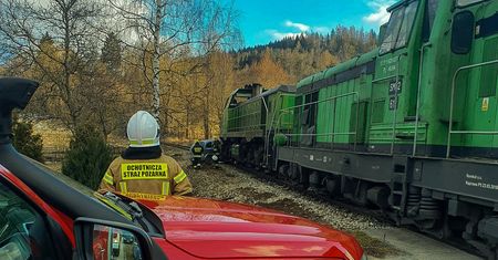 Nie zatrzymała się przed znakiem "stop" i wjechała wprost pod pociąg
