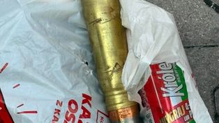 Pruszków: Dwaj mężczyźni mieli uderzać pociskiem o ziemię