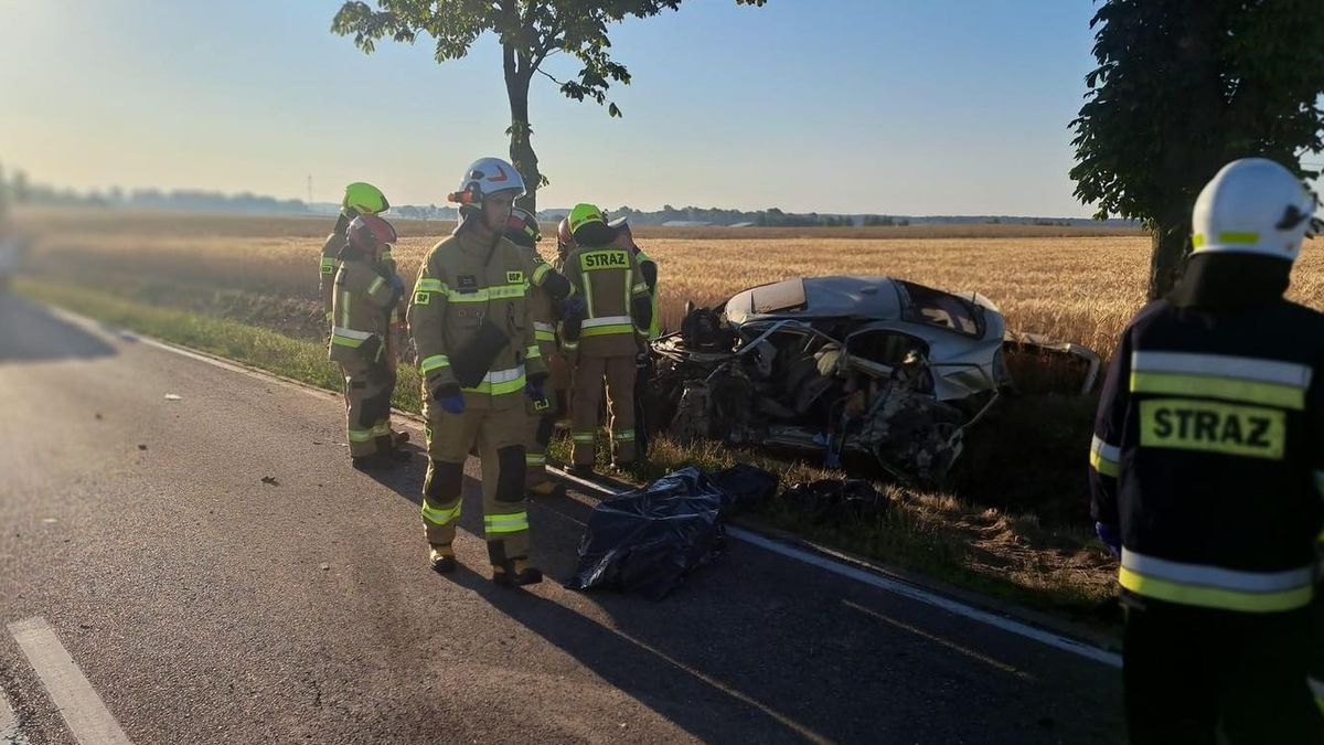 Mężczyzna zjechał pod cysternę, jego auto zostało zmiażdżone 