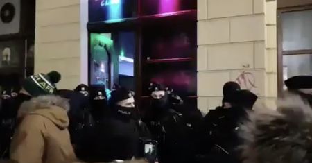 OtwieraMY. Policja tłumaczy się z blokady klubu. "Skuteczne działania służb"