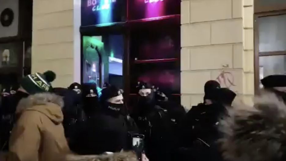 OtwieraMY. Policja tłumaczy się z blokady klubu. "Skuteczne działania służb"