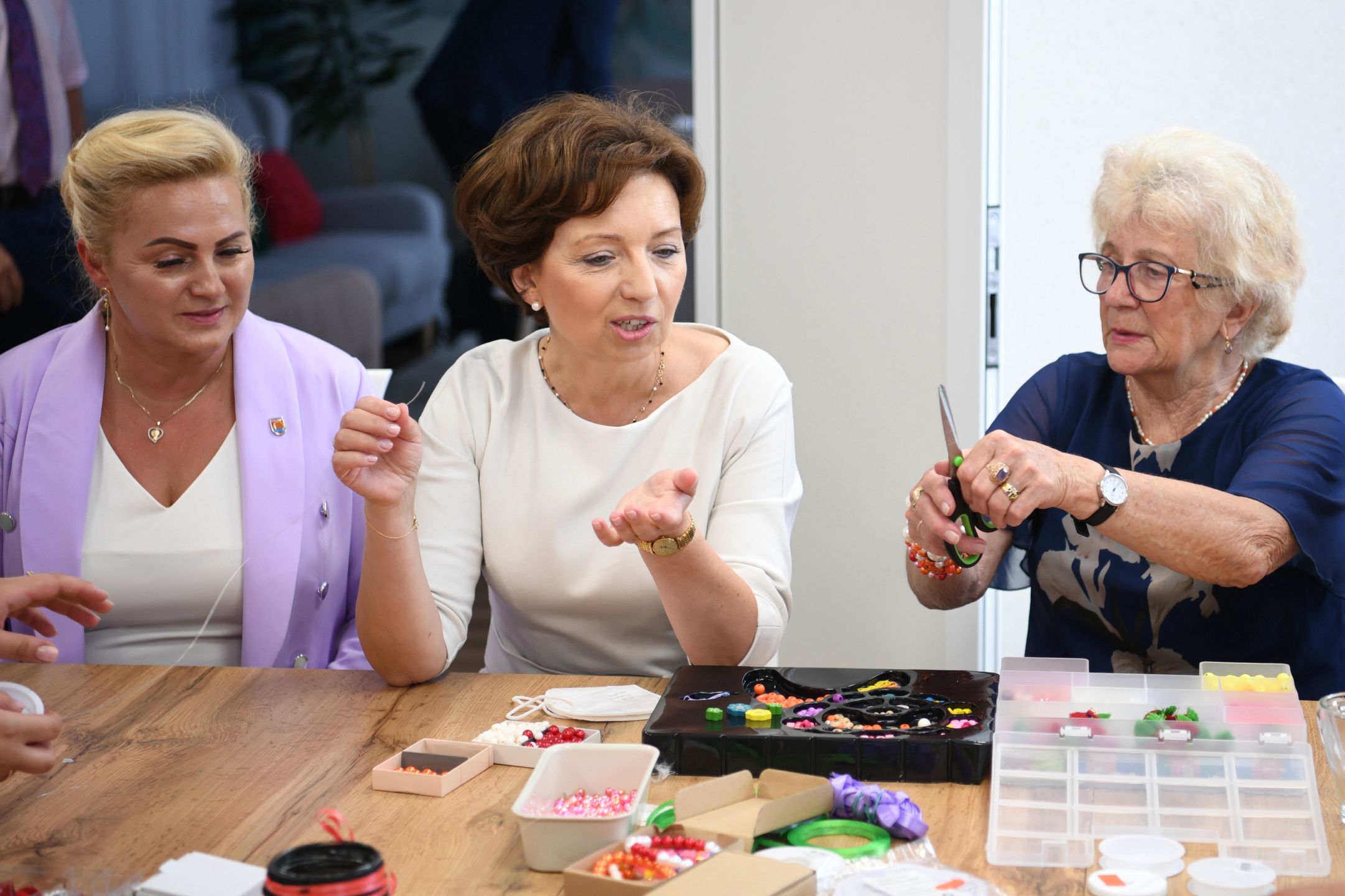 Marlena Mal�g, Dorota Chilik��any, 15.07.2021. Minister rodziny i polityki spo�ecznej Marlena Mal�g (C) i w�jt gminy Miejsce Piastowe Dorota Chilik (L) podczas wizyty w Klubie Senior Plus w ��anach, 15 bm. Szefowa MRiPS przebywa z wizyt� w woj. podkarpackim. (mr) PAP/Darek DelmanowiczDarek DelmanowiczKlub Senior Plus, Klubie Senior Plus, marlena mal�g, minister rodziny i polityki spo�ecznej, MRiPS, polityk polityka, senior plus, senior+, seniorzy, wizyta, wojew�dztwo podkarpackie, krajowa, wojew�dztwie podkarpackim, minister, Dorota Chilik, samorz�dowa, samorz�dowiec, w�adza lokalna, w�jt gminy Miejsce Piastowe 