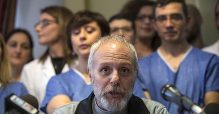 Włoski lekarz wyleczony z eboli opuścił szpital