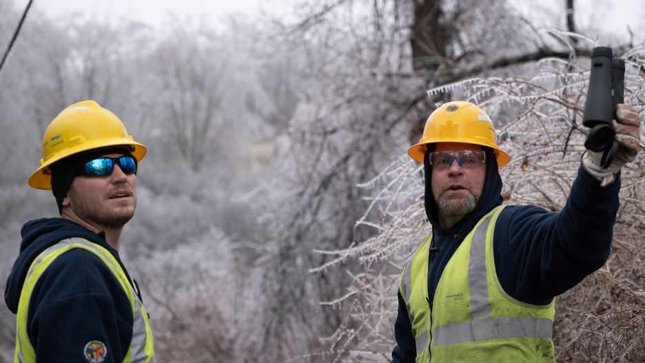 Służby walczą ze skutkami marznących opadów w Michigan