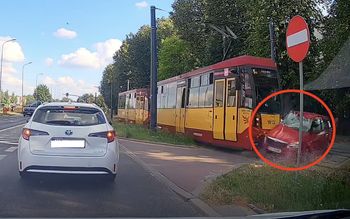 Samochód kontra tramwaj. Film ku przestrodze