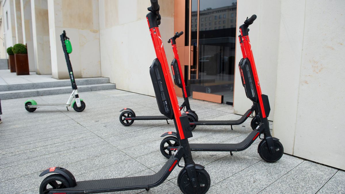 Na razie nie wiadomo nawet czy użytkowników hulajnóg traktować jak pieszych, czy jak rowerzystów.