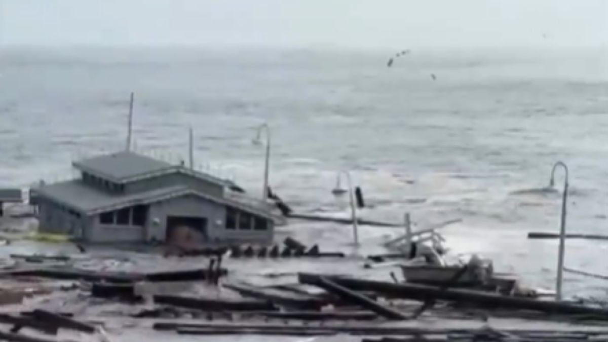Sztorm porwał drewniany budynek i molo w Kalifornii
