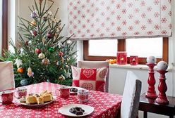 Świąteczna dekoracja stołu pełnego bożonarodzeniowych ozdób
