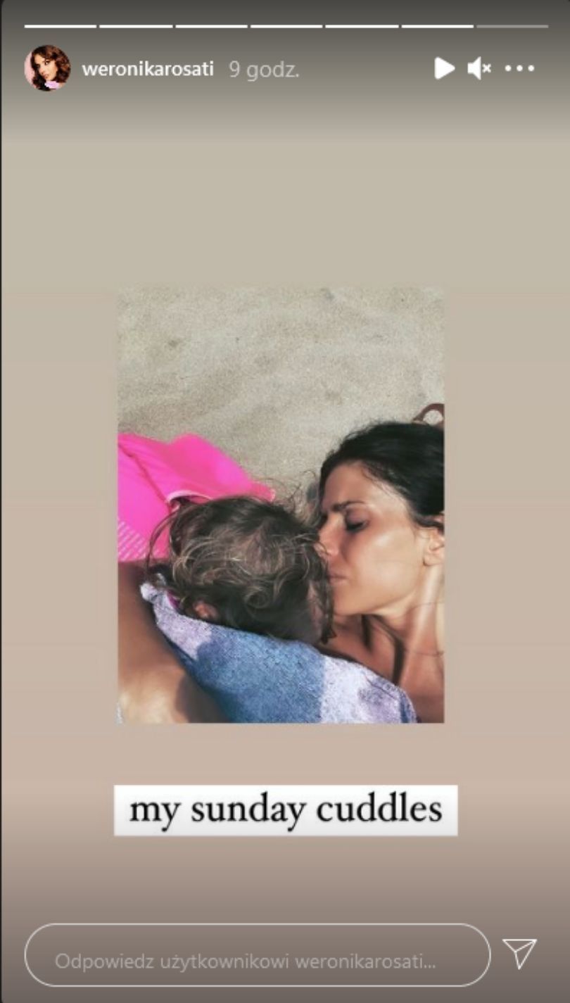 Weronika Rosati relaksuje się na plaży