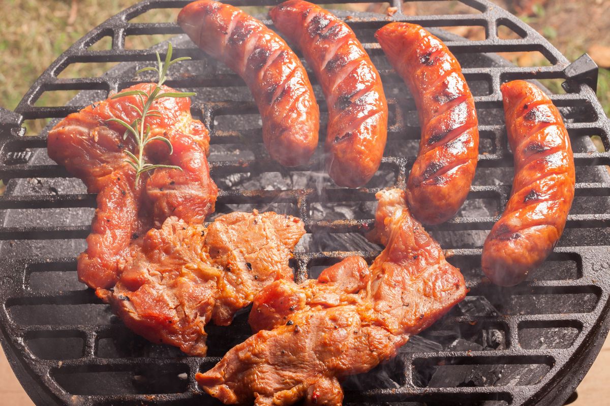Majówka 2019. Smaczna kiełbasa z grilla? Lepiej sprawdź jej skład – sama chemia