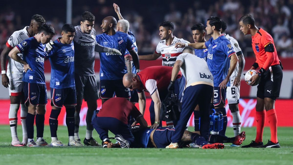 Getty Images / Alexandre Schneider / Na zdjęciu: Juan Izquierdo upadł na murawę podczas meczu