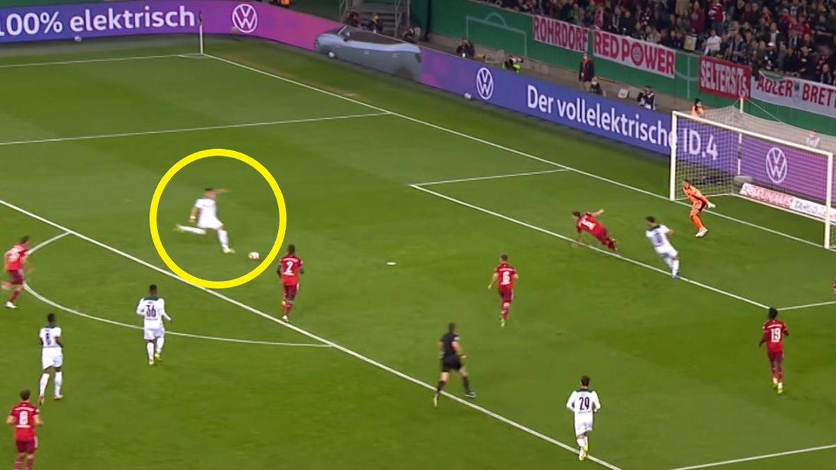 Ramy Bensebaini pokonuje Manuela Neuera w meczu Borussia Moenchengladbach - Bayern Monachium