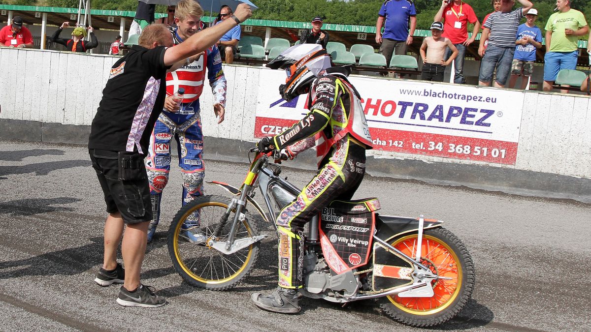 WP SportoweFakty / Tomasz Kudala / Mads Hansen po wygranym biegu. Radość w teamie