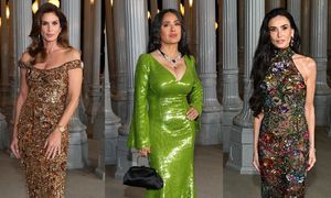 Gwiazdy meldują się na gali LACMA: Salma Hayek w zieleni, posągowe Demi Moore i Cindy Crawford (ZDJĘCIA)