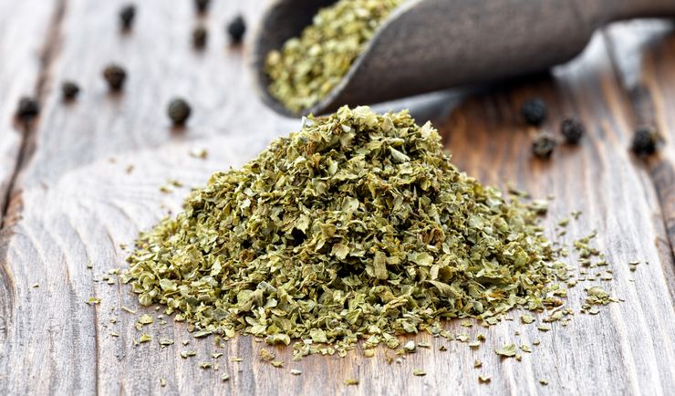 Majeranek w kuchni – jakie ma właściwości, do jakich potraw warto go dodawać?