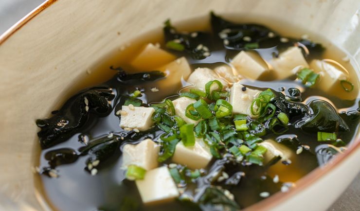 Zupa miso – co to jest i jak ją samodzielnie przyrządzić?