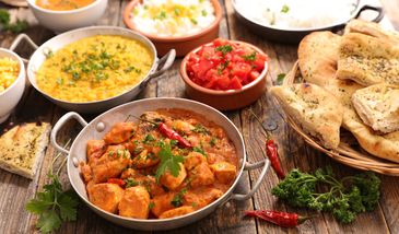 Kuchnia indyjska – czym się charakteryzuje i jakie są jej najpopularniejsze potrawy?