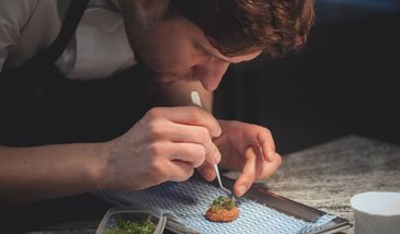 Udawane jaja, rybny pasztet i kiełbasa w roli figowego deseru. Wielkopostna kuchnia według Marcina Przybysza